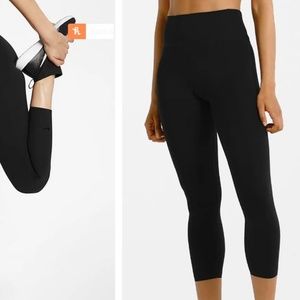 NIKE black capri leggings